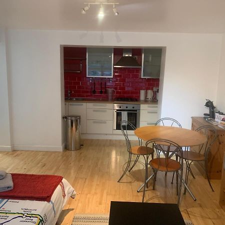 Cozy 1 Bedroom Basement Flat Londra Exterior foto