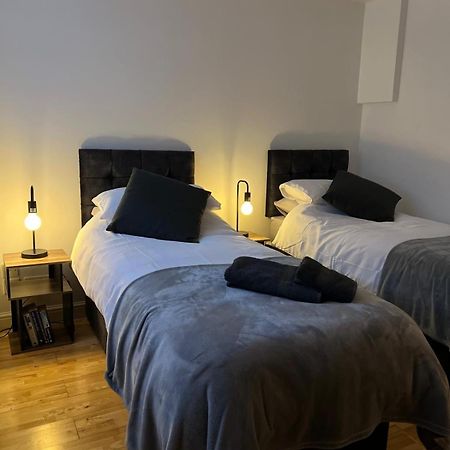 Cozy 1 Bedroom Basement Flat Londra Exterior foto
