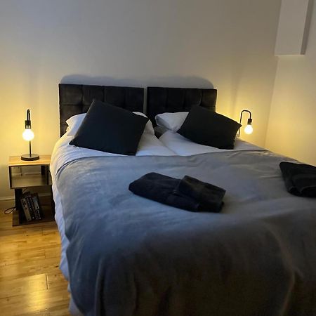Cozy 1 Bedroom Basement Flat Londra Exterior foto