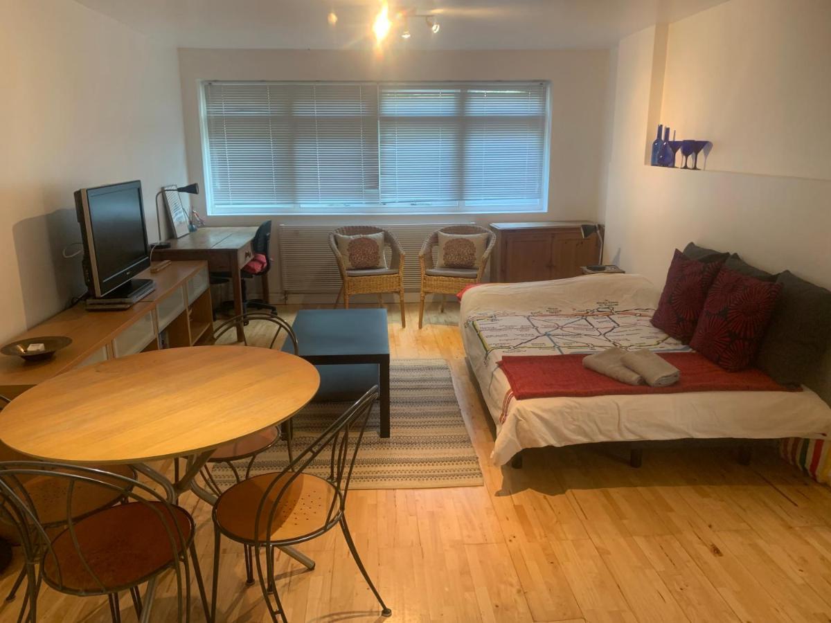 Cozy 1 Bedroom Basement Flat Londra Exterior foto