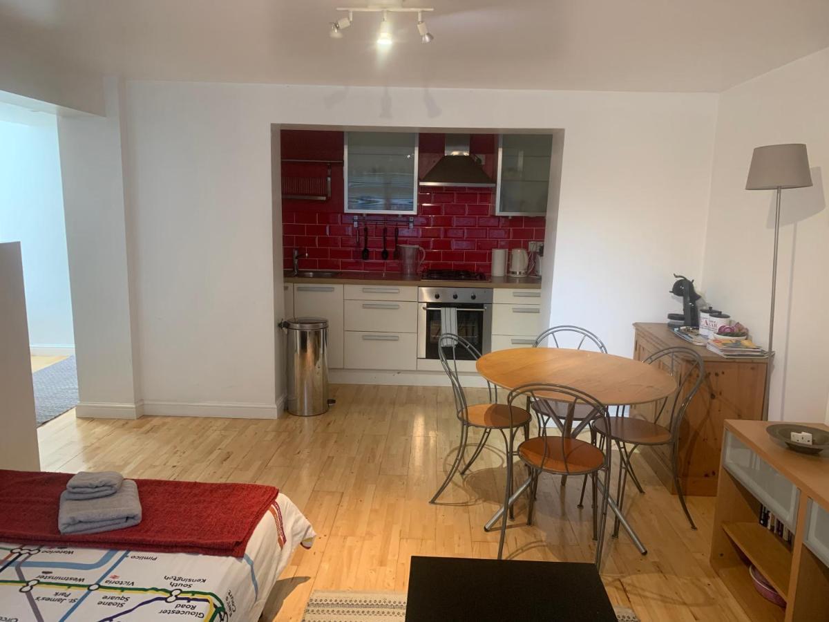 Cozy 1 Bedroom Basement Flat Londra Exterior foto