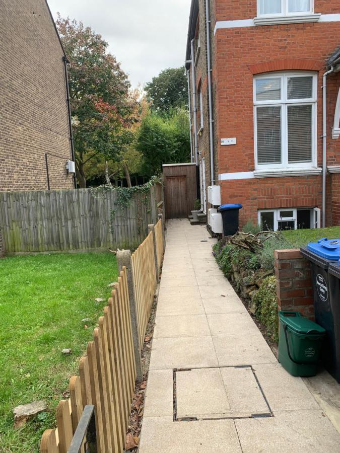 Cozy 1 Bedroom Basement Flat Londra Exterior foto