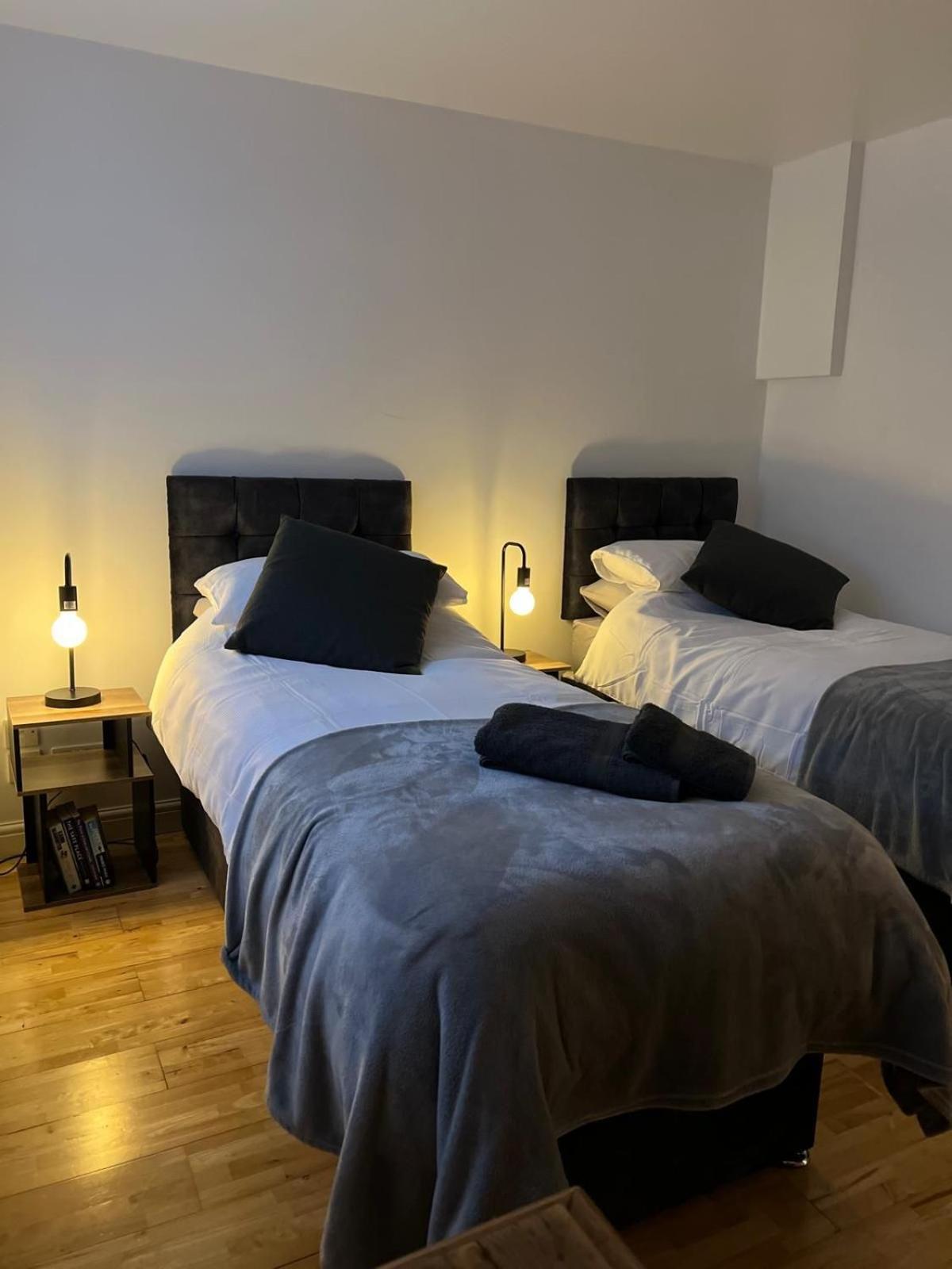 Cozy 1 Bedroom Basement Flat Londra Exterior foto