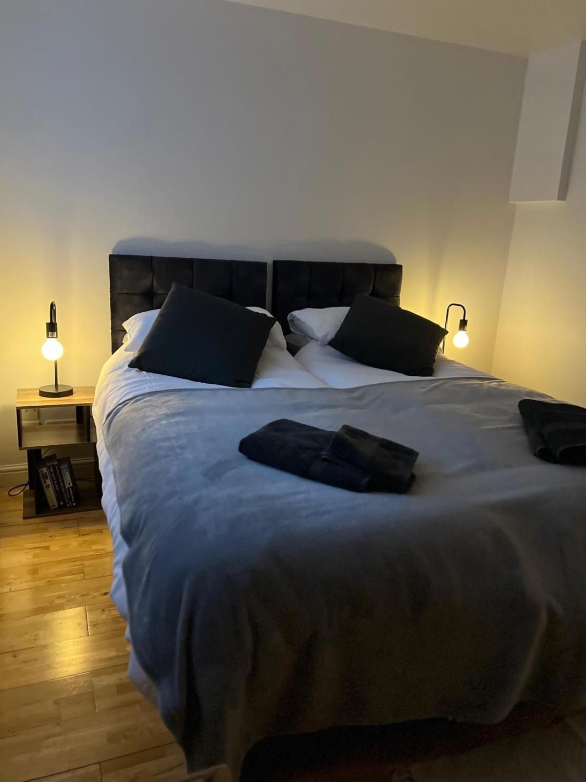 Cozy 1 Bedroom Basement Flat Londra Exterior foto